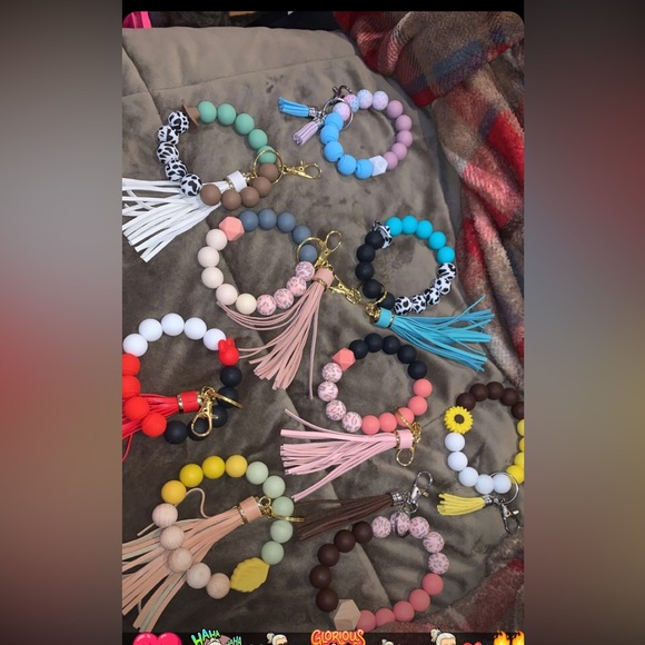 Silicon stretchy key chains, and black designed pins - Picture 1 of 4